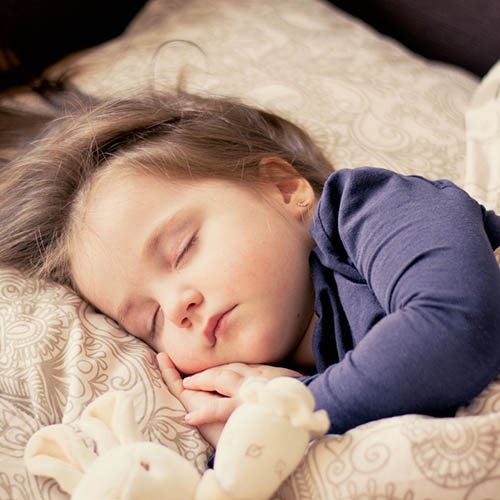  une maman avec son bébé pharmacie des Rochelles